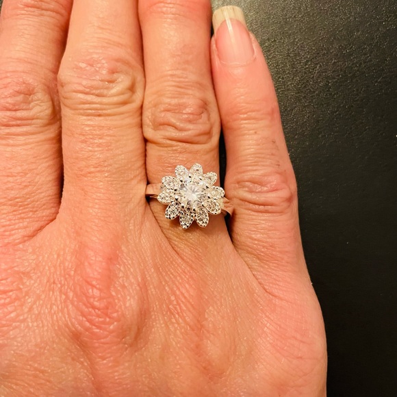 💖 Sterling Silver Crystal Floral Ring Size 7 NEW - Picture 5 of 6